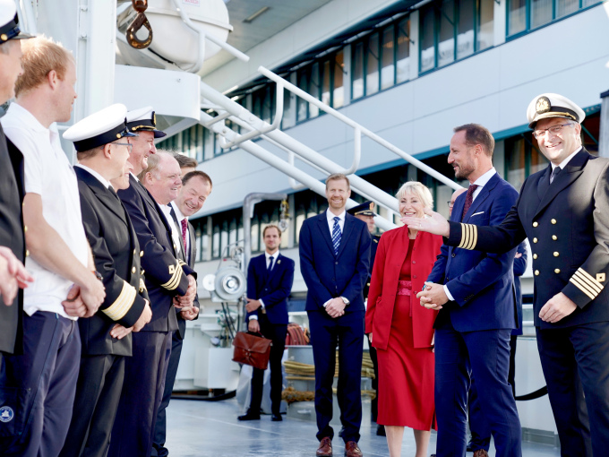 Mannskapet om bord på forskningsfartøyet Dr. Fridtjof Nansen er klare for et nytt tokt. Foto: Simen Løvberg Sund, Det kongelige hoff